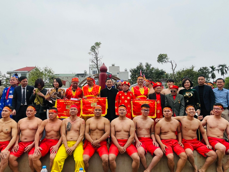 Năm nay đội kéo co mạn Đường tiếp tục giành giải Nhất.