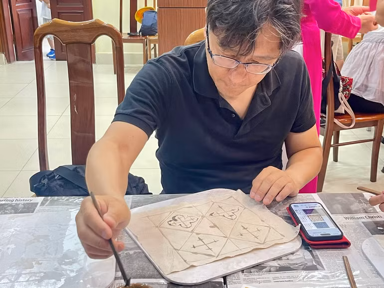 Giữa nhịp sống hiện đại, những đường nét sáp ong mộc mạc vẫn bền bỉ lan tỏa.