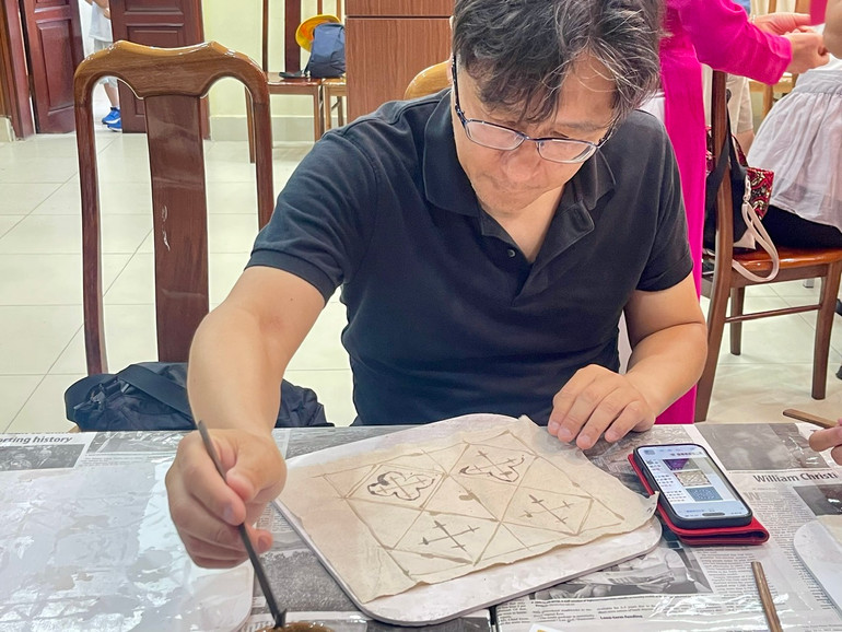 Giữa nhịp sống hiện đại, những đường nét sáp ong mộc mạc vẫn bền bỉ lan tỏa. Giữa nhịp sống hiện đại, những đường nét sáp ong mộc mạc vẫn bền bỉ lan tỏa.