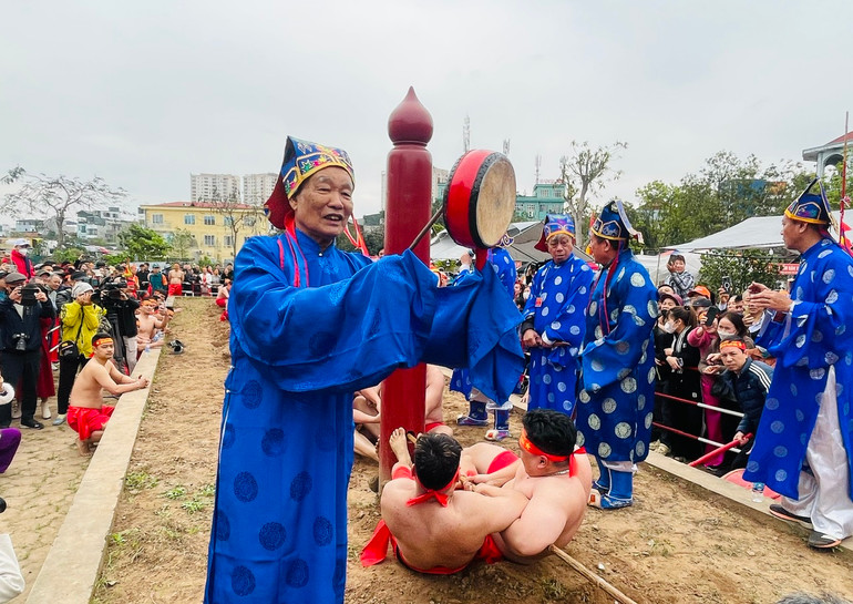 Trong cuộc thi kéo co không thể thiếu người đánh trống điều khiển trận đấu, được gọi là ông Tiên thứ chỉ.