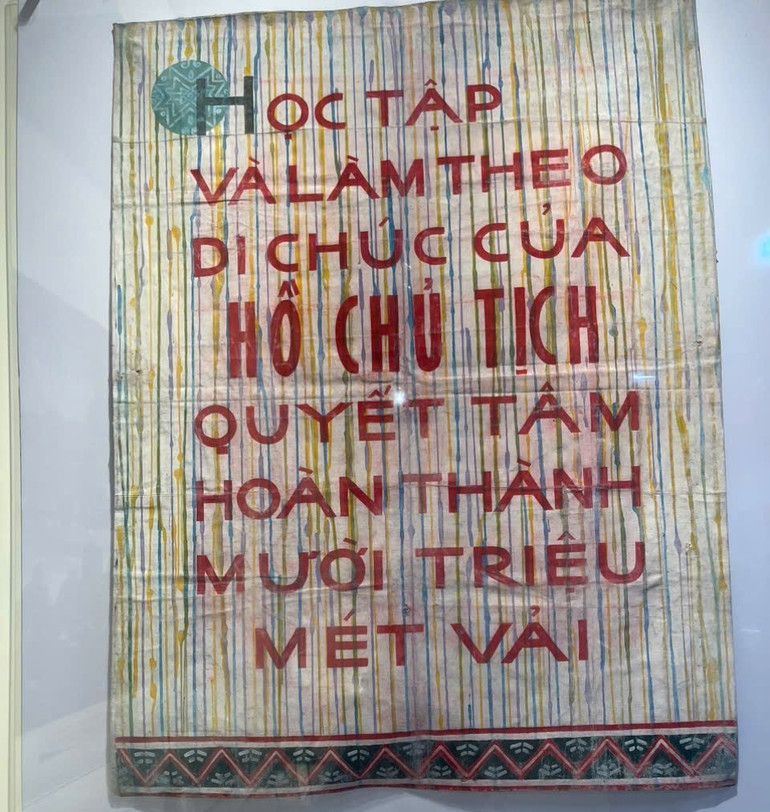 Biểu ngữ nhà máy Dệt 8/3 ( Hà Nội) Nhà máy Dệt 8-3 (Hà Nội) biến đau thương thành hành động cách mạng trong phong trào thi đua học tập và làm theo di chúc của Chủ tịch Hồ Chí Minh, phấn đấu hoàn thành 10 triệu mét vải vì miền nam ruột thịt năm 1970.