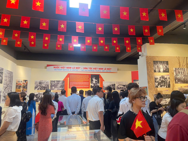 Đông đảo công chúng tới tham quan trưng bày.