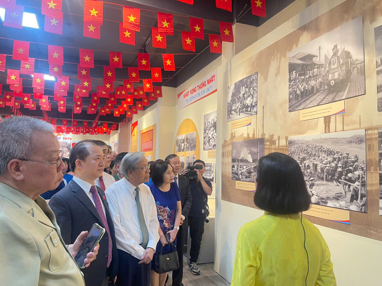 Đông đảo các đại biểu tham quan triển lãm.