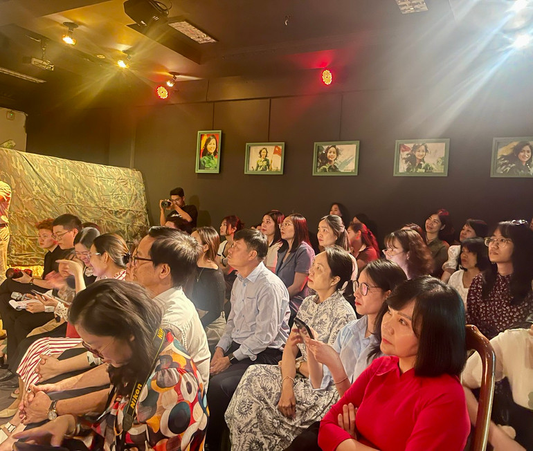 Chương trình cũng thu hút đông đảo công chúng và du khách.