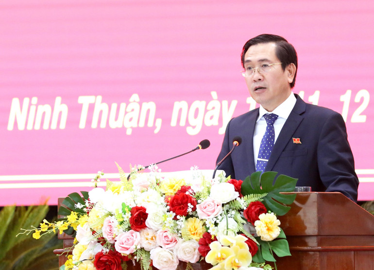 Đồng chí Phạm Văn Hậu, Phó Bí thư Thường trực Tỉnh ủy, Chủ tịch Hội đồng nhân dân tỉnh Ninh Thuận phát biểu tại kỳ họp.