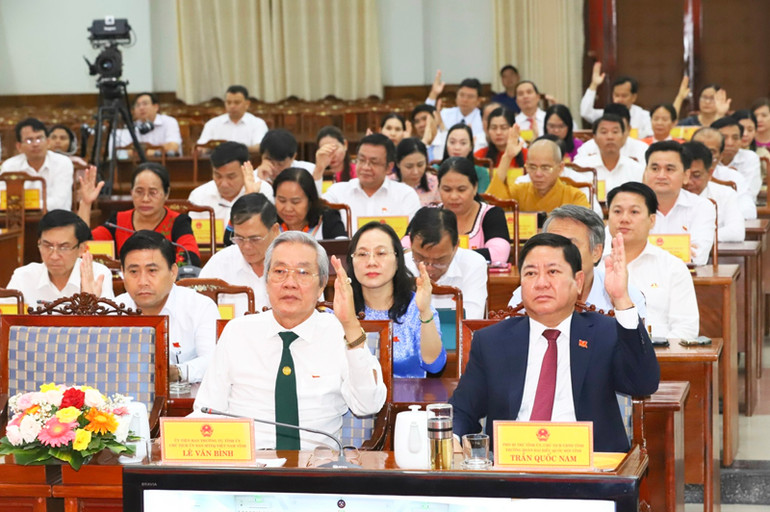 Các đại biểu biểu quyết thông qua 17 nghị quyết quan trọng góp phần thúc đẩy phát triển kinh tế - xã hội để thực hiện đạt mục tiêu đề ra của năm 2024.