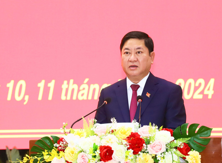 Chủ tịch Ủy ban nhân dân tỉnh Ninh Thuận Trần Quốc Nam báo cáo kết quả chỉ đạo thực hiện nhiệm vụ phát triển kinh tế- xã hội 6 tháng đầu năm 2024 và các giải pháp thực hiện 6 tháng cuối năm 2024.