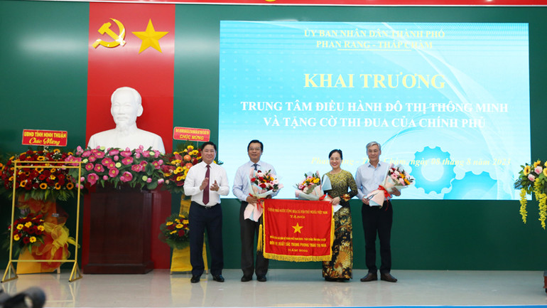 Đồng chí Trần Quốc Nam, Chủ tịch Ủy ban nhân dân tỉnh Ninh Thuận trao Cờ thi đua của Chính phủ tặng cho nhân dân và cán bộ thành phố Phan Rang-Tháp Chàm là đơn vị xuất sắc trong phong trào thi đua năm 2022