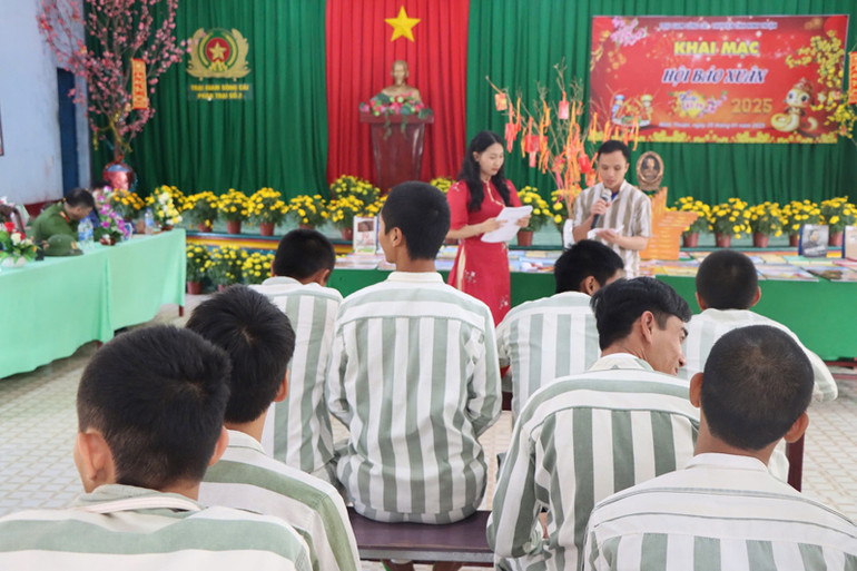 Chương trình giao lưu văn hóa văn nghệ và hái lộc đầu xuân, tạo không khí phấn khởi cho các phạm nhân. (Ảnh: NGUYỄN TRUNG)
