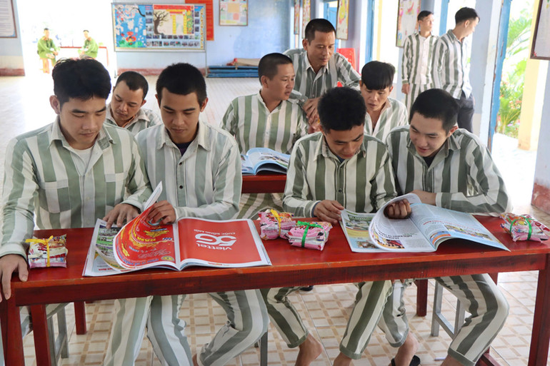 Các phạm nhân phấn khởi với món quà tinh thần nhân dịp đón năm mới. (Ảnh: NGUYỄN TRUNG)