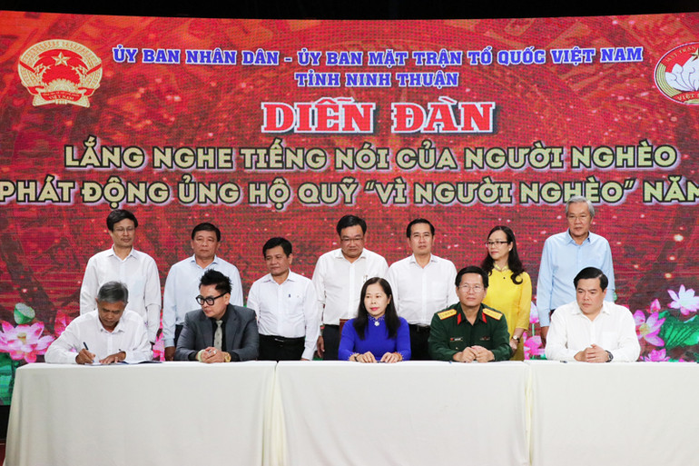 Các tổ chức thành viên Mặt trận Tổ quốc Việt Nam tỉnh Ninh Thuận đã nhận đỡ đầu, hỗ trợ, giúp cho 5 hộ nghèo có điều kiện làm ăn, vươn lên thoát nghèo trong thời gian tới. (Ảnh: NGUYỄN TRUNG)