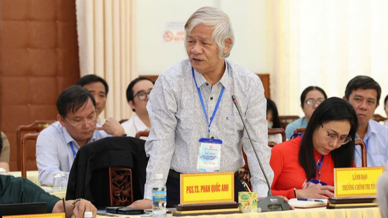 Phó Giáo sư, Tiến sĩ Phan Quốc Anh phát biểu tại hội thảo. (Ảnh: NGUYỄN TRUNG)