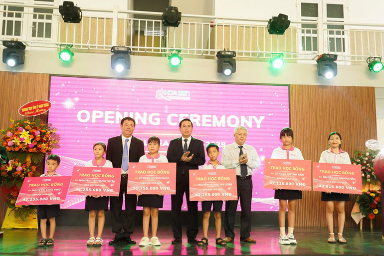 Đồng chí Phạm Văn Hậu, Phó Bí thư Thường trực Tỉnh ủy, Chủ tịch Hội đồng nhân dân tỉnh Ninh Thuận cùng lãnh đạo Sở Giáo dục-Đào tạo và lãnh đạo Trường Liên cấp Hoa Sen (trường dân lập tại thành phố Phan Rang - Tháp Chàm) trao học bổng của nhà trường cho các em học sinh nhân dịp khai giảng năm học mới