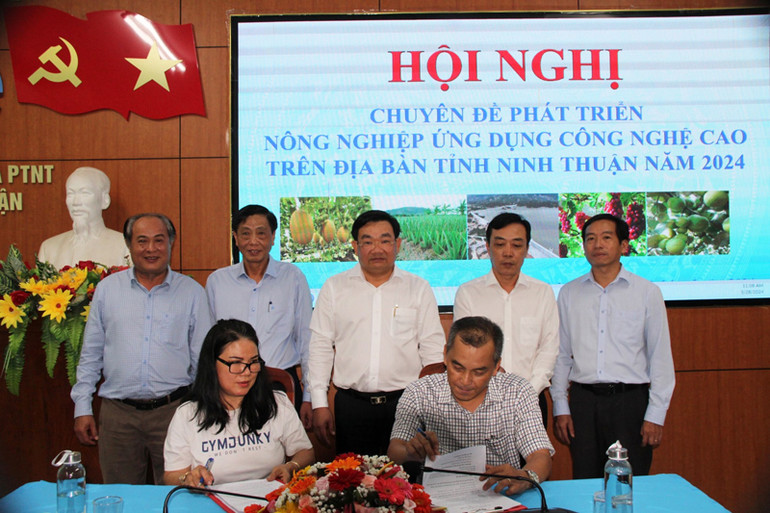 Các doanh nghiệp đầu tư công nghệ cao ngoài tỉnh ký kết với doanh nghiệp, hợp tác xã tại tỉnh Ninh Thuận bản ghi nhớ hợp tác để phát triển ứng dụng công nghệ cao vào sản xuất nông nghiệp tại địa phương.