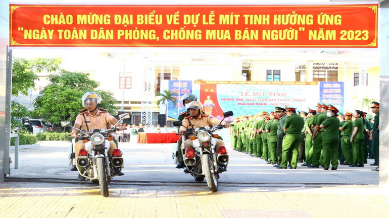 Cán bộ, đoàn thể và nhân dân địa phương dự lễ mít-tinh và tham gia diễu hành, biểu dương lực lượng trên các tuyến đường sau buổi lễ. Cán bộ, đoàn thể và nhân dân địa phương dự lễ mít-tinh và tham gia diễu hành, biểu dương lực lượng trên các tuyến đường sau buổi lễ.
