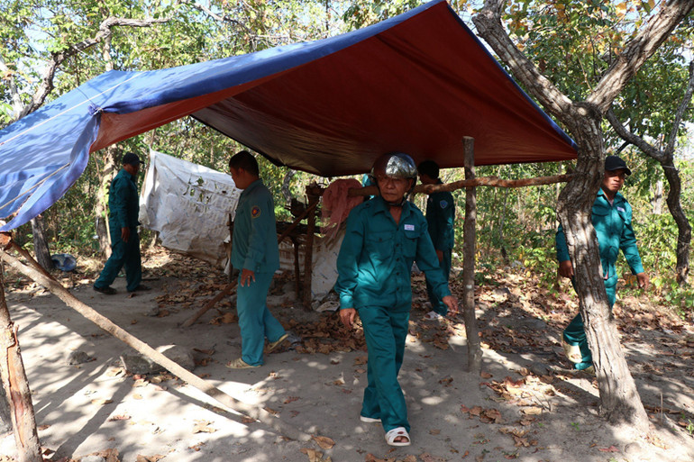 Ban Quản lý rừng phòng hộ đầu nguồn liên hồ Sông Sắt - Sông Trâu cử cán bộ, nhân viên tăng cường đủ 100% quân số, phối hợp với các tổ cộng đồng nhận khoán bảo vệ rừng dựng lán trại tại các vùng giáp ranh để phòng cháy rừng và ngăn chặn nạn phá rừng. Ban Quản lý rừng phòng hộ đầu nguồn liên hồ Sông Sắt - Sông Trâu cử cán bộ, nhân viên tăng cường đủ 100% quân số, phối hợp với các tổ cộng đồng nhận khoán bảo vệ rừng dựng lán trại tại các vùng giáp ranh để phòng cháy rừng và ngăn chặn nạn phá rừng.