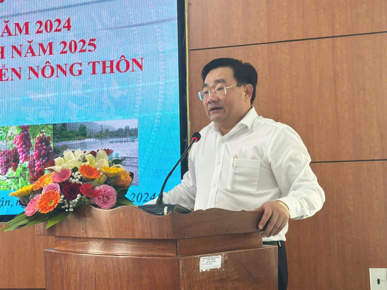 Phó Chủ tịch Ủy ban nhân dân tỉnh Ninh Thuận Trịnh Minh Hoàng phát biểu tại hội nghị. (Ảnh: NGUYỄN TRUNG) Phó Chủ tịch Ủy ban nhân dân tỉnh Ninh Thuận Trịnh Minh Hoàng phát biểu tại hội nghị. (Ảnh: NGUYỄN TRUNG)