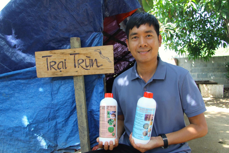 Anh Lê Minh Vương xuất bán các sản phẩm từ trùn quế, như: dịch trùn quế, phân trùn quế và các chế phẩm trùn quế khác cho các thị trường trong và ngoài tỉnh, đem lại thu nhập ổn định hơn 30 triệu đồng/tháng. (Ảnh: NGUYỄN TRUNG)