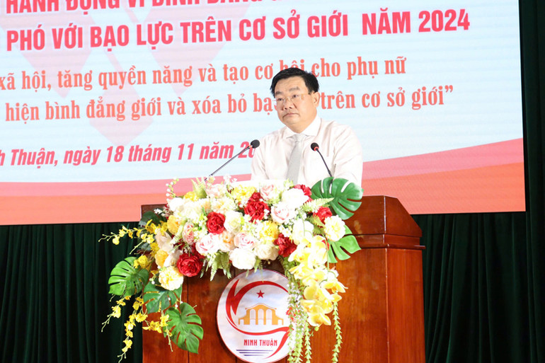 Phó Chủ tịch Ủy ban nhân dân tỉnh Ninh Thuận Trịnh Minh Hoàng phát biểu tại buổi lễ. (Ảnh: NGUYỄN TRUNG)