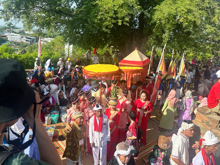 Đoàn rước y trang của Nữ thần Pô Inư Nưgar từ đền Pô Inư Nưgar thuộc huyện Ninh Phước đến tháp Pô Klong Grai ở phường Đô Vinh, thành phố Phan Rang-Tháp Chàm (NinhThuận) để thực hiện nghi thức lễ chính thức Lễ hội Katê năm 2024 vào sáng 2/10. (Ảnh: NGUYỄN TRUNG)