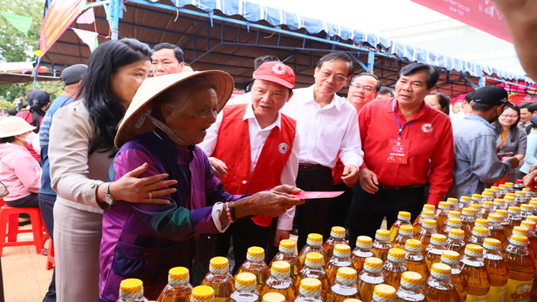 Đoàn công tác cũng tham quan “Hội chợ Tết Nhân ái” năm 2024 do địa phương tổ chức. Đoàn công tác cũng tham quan “Hội chợ Tết Nhân ái” năm 2024 do địa phương tổ chức.