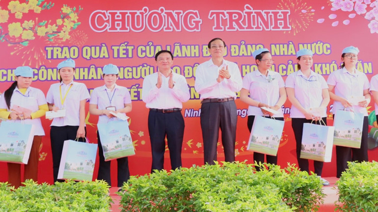 Phó Chủ tịch Quốc hội Nguyễn Khắc Định và Bí thư Tỉnh ủy Ninh Thuận Nguyễn Đức Thanh thăm, tặng quà cho công nhân có hoàn cảnh khó khăn đang lao động tại các công ty trong Khu công nghiệp Thành Hải, thành phố Phan Rang-Tháp Chàm. Phó Chủ tịch Quốc hội Nguyễn Khắc Định và Bí thư Tỉnh ủy Ninh Thuận Nguyễn Đức Thanh thăm, tặng quà cho công nhân có hoàn cảnh khó khăn đang lao động tại các công ty trong Khu công nghiệp Thành Hải, thành phố Phan Rang-Tháp Chàm.
