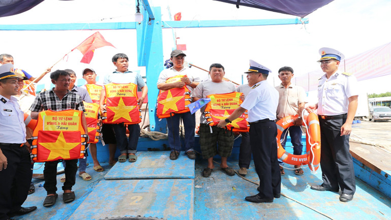 Trao tặng cờ Tổ quốc cho ngư dân. Trao tặng cờ Tổ quốc cho ngư dân.