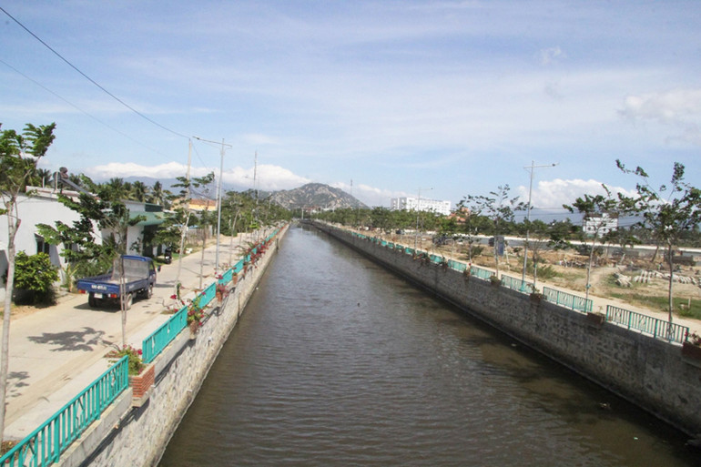 Dự án môi trường bền vững các thành phố duyên hải - Tiểu dự án thành phố Phan Rang-Tháp Chàm là một trong những dự án đầu tư công có sử dụng vốn nước ngoài tại Ninh Thuận.