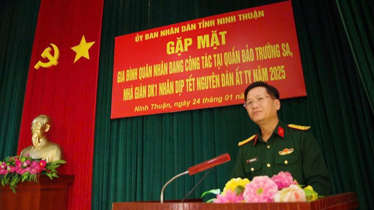 Đại tá Nguyễn Văn Kiểu, Phó Chính ủy Bộ Chỉ huy quân sự tỉnh, Phó Ban vận động đóng góp, ủng hộ Quỹ vì biển đảo Việt Nam tỉnh Ninh Thuận phát biểu tại buổi họp mặt (Ảnh: DANH TÀI)