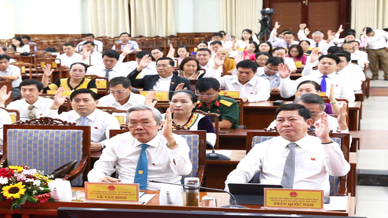 Các đại biểu biểu quyết thông qua 39 nghị quyết quan trọng, tạo động lực phát triển mới về kinh tế-xã hội trong 6 tháng cuối năm 2023 và những năm tiếp theo.