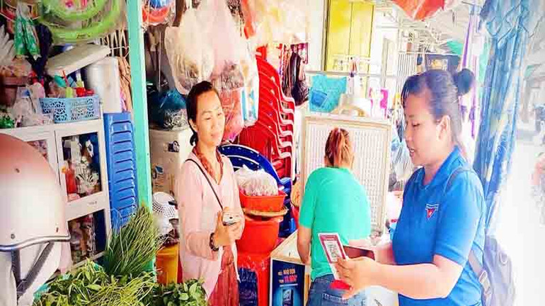 Đoàn viên thanh niên huyện Bác Ái (Ninh Thuận) ra quân hỗ trợ đối tượng mua bán nhỏ ở nông thôn cách sử dụng phương pháp thanh toán không dùng tiền mặt (Ảnh: NGUYỄN TRUNG)