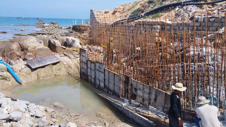 Dự án khắc phục sạt lở kè khu dân cư xã Cà Ná, huyện Thuận Nam, được tỉnh Ninh Thuận đầu tư hàng chục tỷ đồng xây dựng để ứng phó với thiên tai, nhằm bảo đảm tính mạng, tài sản của người dân địa phương. (Ảnh:NGUYỄN TRUNG)