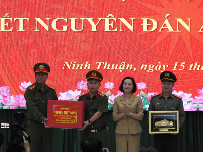 Phó Chủ tịch Quốc Hội Nguyễn Thị Thanh tặng tập thể cán bộ, chiến sĩ Công an tỉnh Ninh Thuận bức tranh 3D nhà Quốc hội. (Ảnh: NGUYỄN TRUNG)