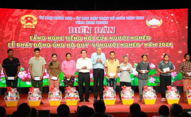 Lãnh đạo tỉnh Ninh Thuận tặng quà, động viên người nghèo tự tin vượt khó để vươn lên, ổn định đời sống. (Ảnh: NGUYỄN TRUNG)