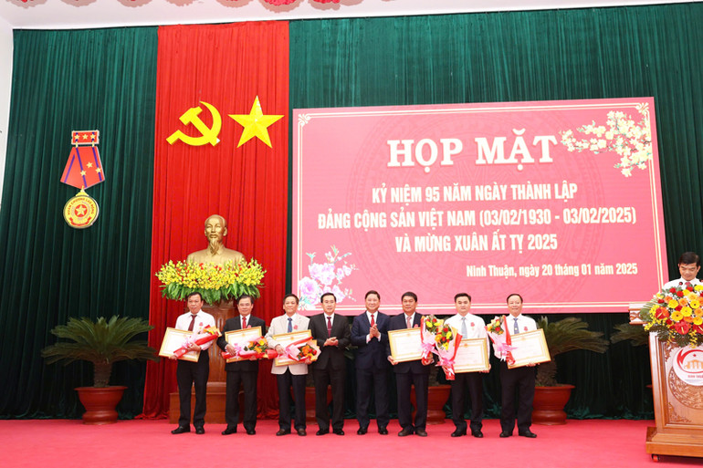 Thừa ủy quyền của Chủ tịch nước, lãnh đạo tỉnh Ninh Thuận đã trao Huân chương Lao động hạng Ba cho 6 cá nhân đã có thành tích xuất sắc trong công tác, góp phần vào sự nghiệp xây dựng chủ nghĩa xã hội và bảo vệ Tổ quốc. (Ảnh: NGUYỄN TRUNG)