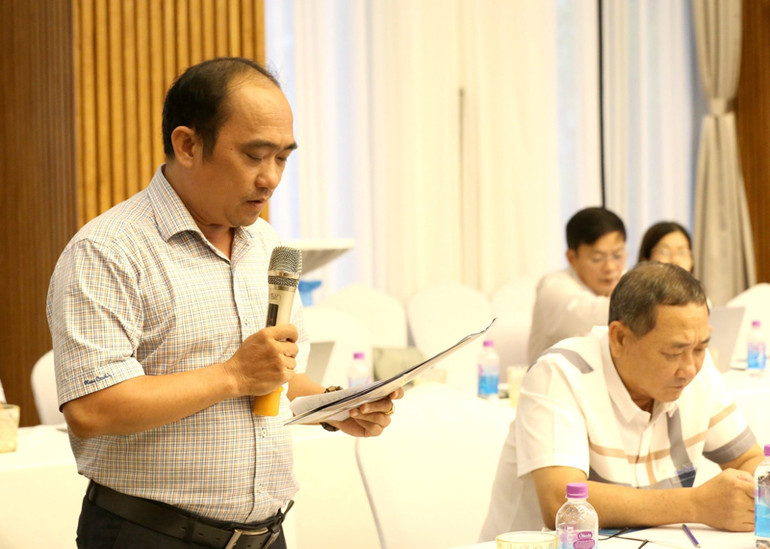 Các phóng viên báo chí nêu câu hỏi tại buổi họp báo.