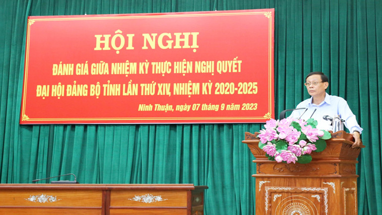 Ủy viên Trung ương Đảng, Bí thư Tỉnh ủy Ninh Thuận Nguyễn Đức Thanh phát biểu chỉ đạo tại hội nghị.