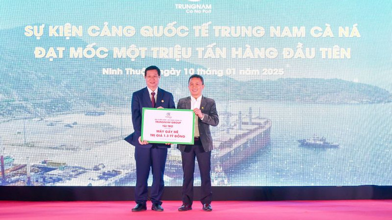 Ông Lê Như An, Phó Tổng giám đốc Trungnam Group trao quà tài trợ cho lãnh đạo Bệnh viện Đa khoa tỉnh Ninh Thuận. (Ảnh: NGUYỄN TRUNG) Ông Lê Như An, Phó Tổng giám đốc Trungnam Group trao quà tài trợ cho lãnh đạo Bệnh viện Đa khoa tỉnh Ninh Thuận. (Ảnh: NGUYỄN TRUNG)