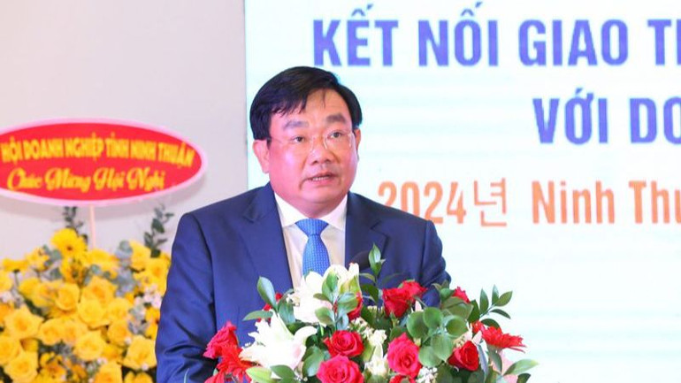 Phó Chủ tịch Ủy ban nhân dân tỉnh Ninh Thuận Trịnh Minh Hoàng phát biểu khai mạc tại hội nghị. (Ảnh: NGUYỄN TRUNG)