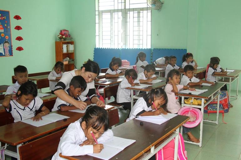 Giáo viên Trường Tiểu học Phước Thắng, huyện Bác Ái, tỉnh Ninh Thuận hướng dẫn học sinh lớp 1 tập viết.