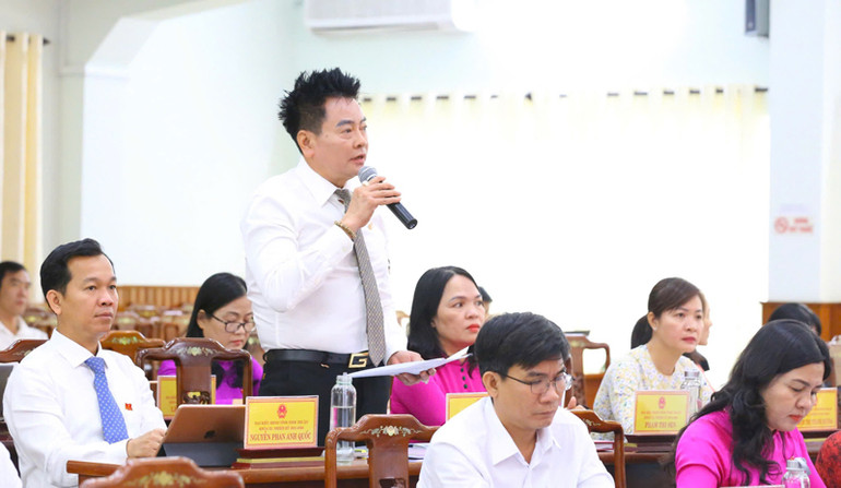 Đại biểu Hội đồng nhân dân tỉnh Ninh Thuận phát biểu ý kiến trong phiên thảo luận tại kỳ họp. (Ảnh: NGUYỄN TRUNG)