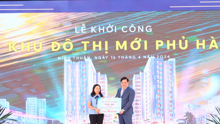 Nhà đầu tư trao 100 triệu đồng ủng hộ chương trình “Vì người nghèo Ninh Thuận-Không để ai bị bỏ lại phía sau” giai đoạn 2021-2025.