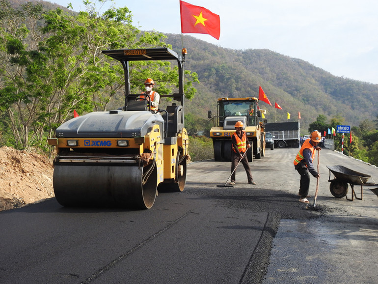 Ngay sau lễ ra quân đầu năm 2024, các đơn vị thi công triển khai các hạng mục còn lại của dự án thành phần hai, đoạn đường từ xã Ma Nới, huyện Ninh Sơn (Ninh Thuận) đến ngã tư Tà Năng, huyện Đức Trọng (Lâm Đồng) có chiều dài hơn 41km. Ngay sau lễ ra quân đầu năm 2024, các đơn vị thi công triển khai các hạng mục còn lại của dự án thành phần hai, đoạn đường từ xã Ma Nới, huyện Ninh Sơn (Ninh Thuận) đến ngã tư Tà Năng, huyện Đức Trọng (Lâm Đồng) có chiều dài hơn 41km.