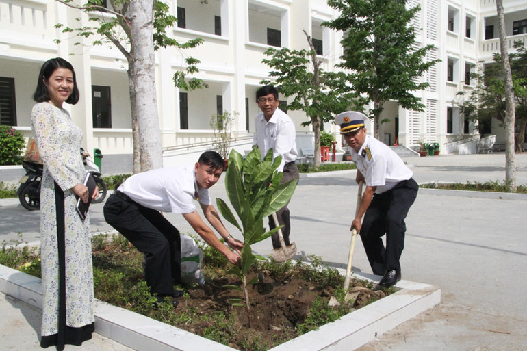Cán bộ Bộ Tư lệnh Vùng 4 Hải quân và Ban Giám hiệu Trường THPT Nguyễn Trãi trồng cây lưu niệm trong khuôn viên nhà trường.