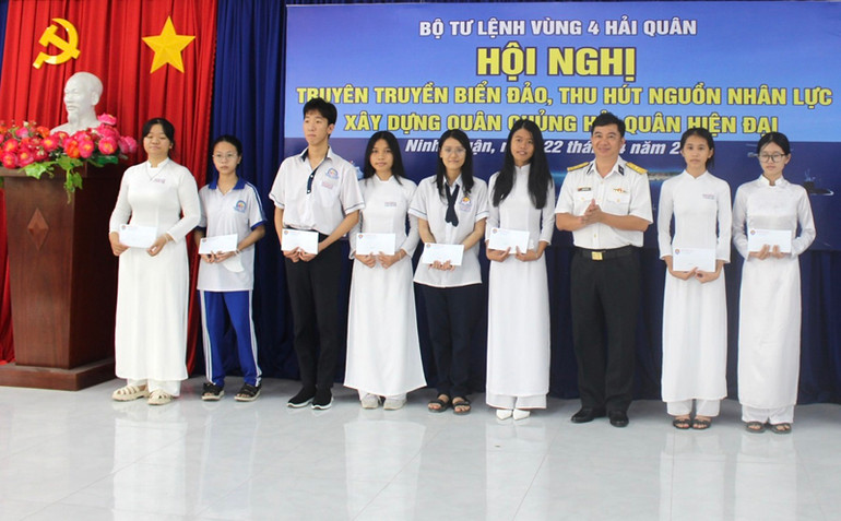 Bộ Tư lệnh Vùng 4 Hải quân trao học bổng cho học sinh có hoàn cảnh khó khăn tại Trường THPT Nguyễn Trãi.