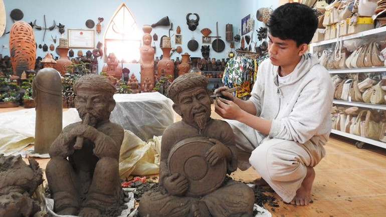 Nhiều năm qua, đông đảo thanh niên đồng bào Chăm tại làng gốm Bàu Trúc, thị trấn Phước Dân, huyện Ninh Phước nối tiếp các nghệ nhân để bảo tồn và phát huy giá trị độc đáo của nghệ thuật làm gốm Chăm. (Ảnh: NGUYỄN TRUNG)