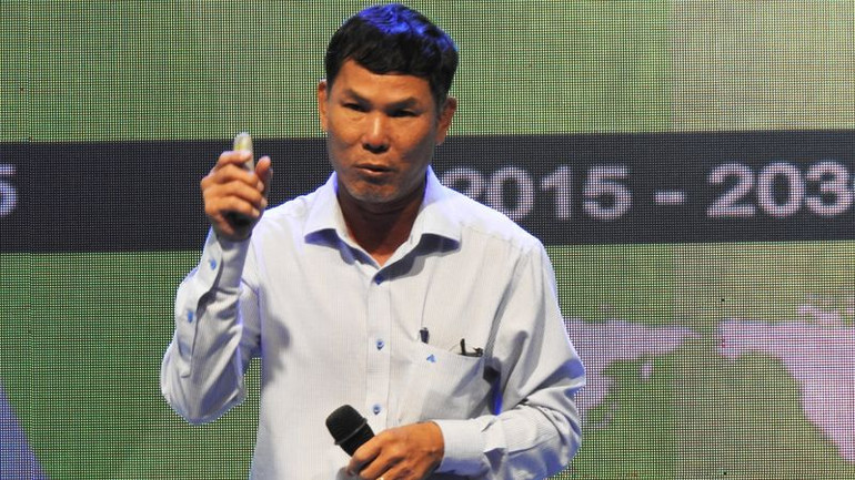 Giám đốc Sở Thông tin và Truyền thông tỉnh Ninh Thuận Đào Xuân Kỳ báo cáo những kết quả triển khai thực hiện chuyển đổi số tại địa phương trong những năm qua (Ảnh: NGUYỄN TRUNG)