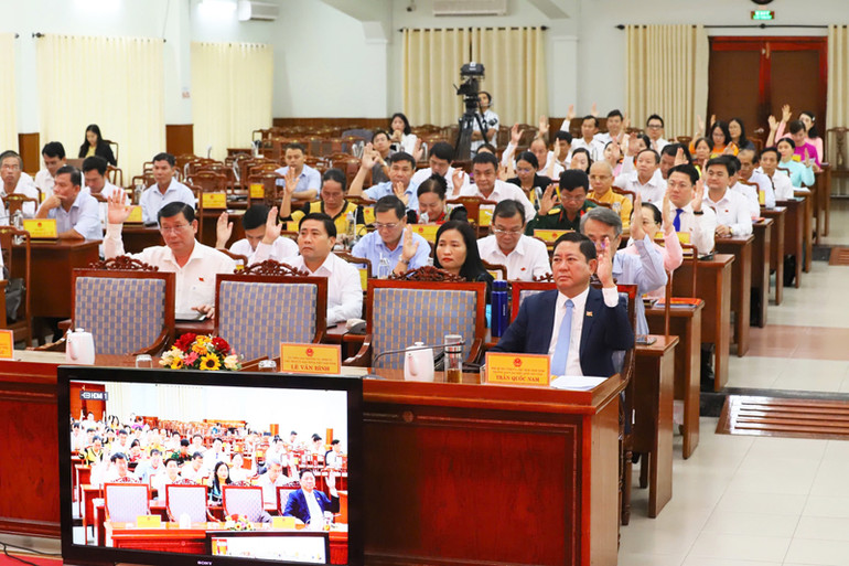 Các đại biểu biểu quyết thông qua 28 nghị quyết tại kỳ họp. (Ảnh: NGUYỄN TRUNG)