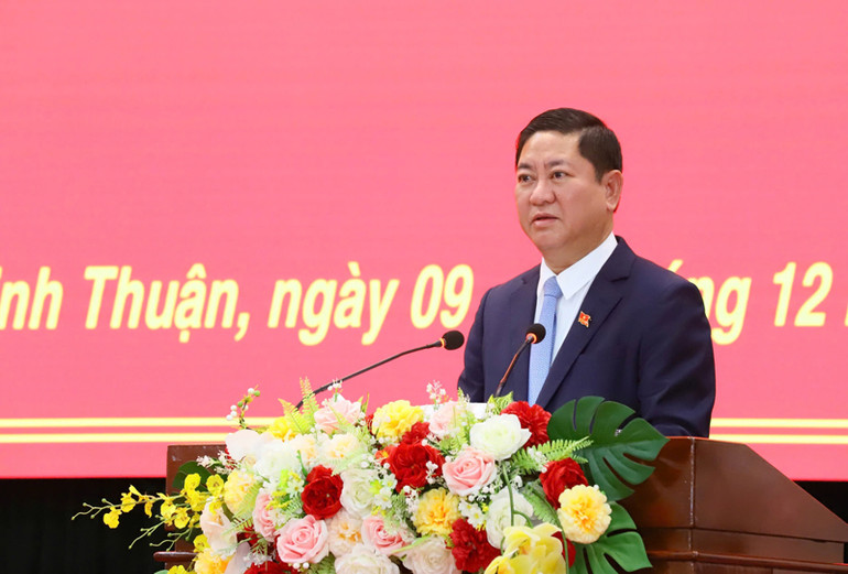 Chủ tịch Ủy ban nhân dân tỉnh Ninh Thuận Trần Quốc Nam phát biểu tại kỳ họp (Ảnh: NGUYỄN TRUNG)