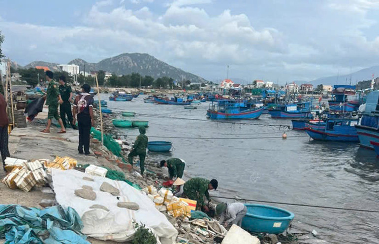 Lực lượng bộ đội địa phương tham gia thu gom rác thải tại khu vực kè đầm Nại, thị trấn Khánh Hải, huyện Ninh Hải, tỉnh Ninh Thuận. (Ảnh: NGUYỄN TRUNG)